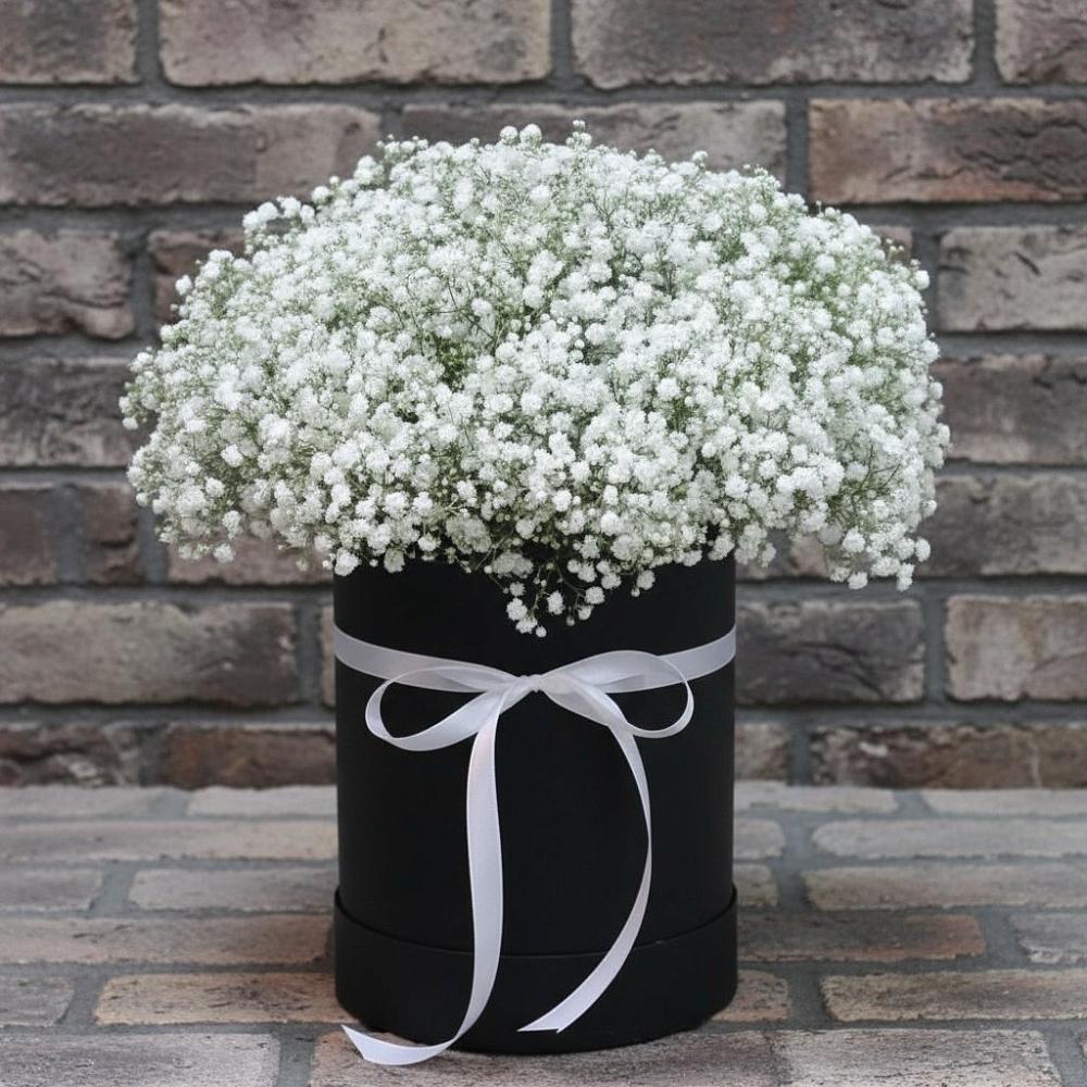 Цветочная композиция из Гипсофила в шляпной коробке в Михайловске Свердловской области