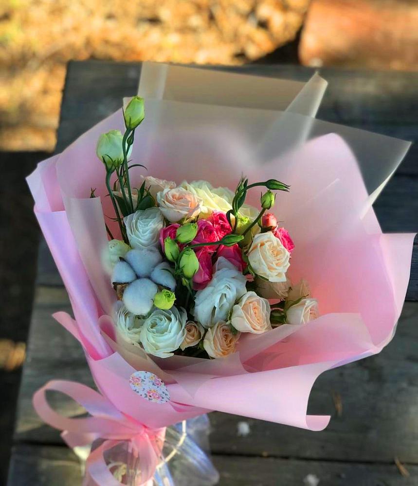 Букет цветов из: Розы и Лизиантусы в Михайловске Свердловской области