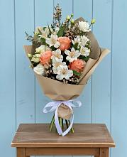 Букет цветов из:  Альстромерии, Лизиантусы, Розы и Хризантемы в Михайловске Свердловской области