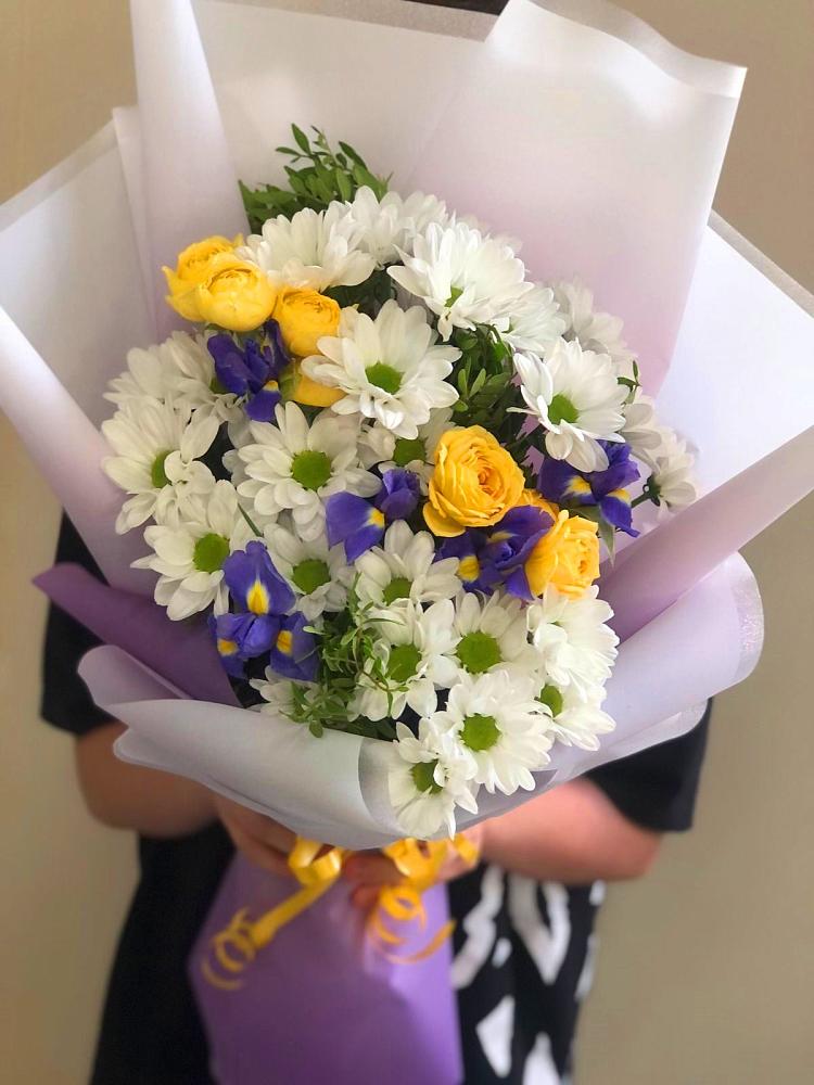Букет цветов из: Ирисы, Хризантемы и Розы в Михайловске Свердловской области