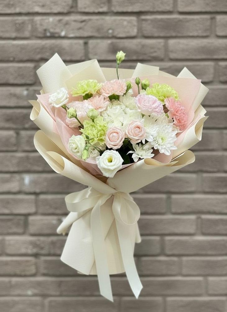 Букет цветов из: Гвоздики, Розы, Лизиантусы и Хризантемы в Михайловске Свердловской области