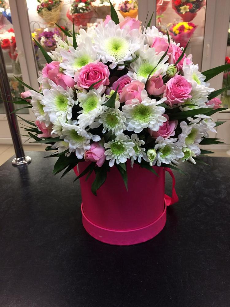 Цветочная композиция из Розы и Хризантемы в шляпной коробке в Михайловске Свердловской области