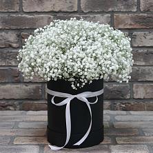 Цветочная композиция из Гипсофила в шляпной коробке в Михайловске Свердловской области