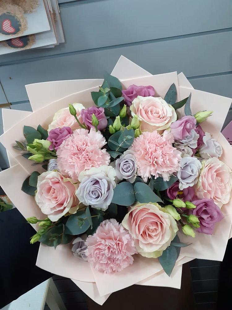 Букет цветов из: Розы, Гвоздики и Лизиантусы в Михайловске Свердловской области