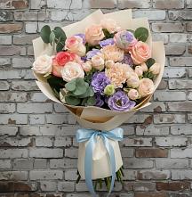Букет цветов из:  Розы, Лизиантусы и Гвоздики в Михайловске Свердловской области