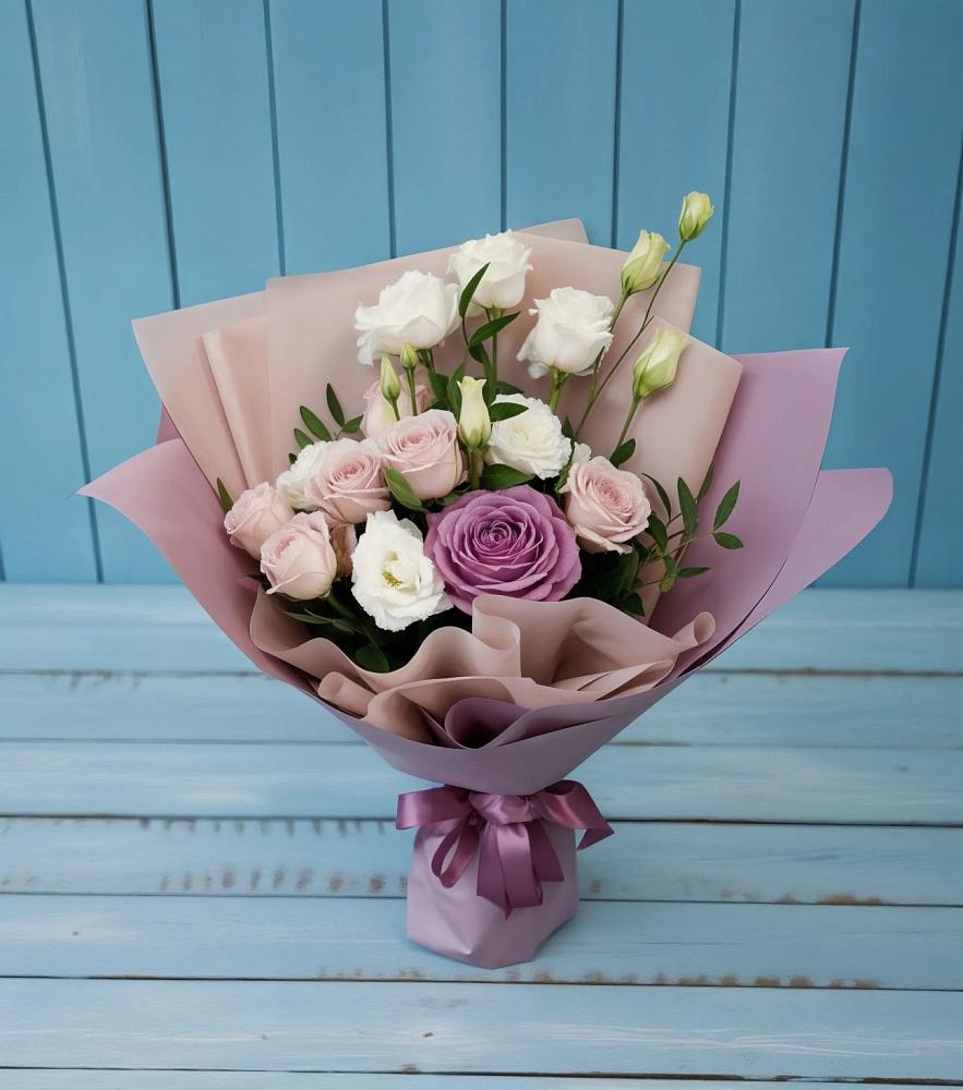 Букет цветов из: Розы и Лизиантусы в Михайловске Свердловской области